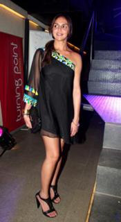 Esha Deol feet photo thumbnail