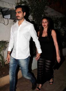 Esha Deol feet photo thumbnail