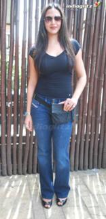 Esha Deol feet photo thumbnail