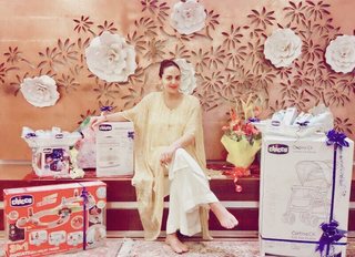 Esha Deol feet photo thumbnail