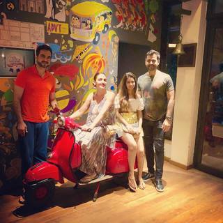 Esha Deol feet photo thumbnail