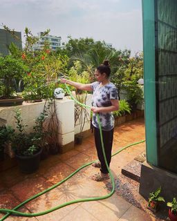 Esha Deol feet photo thumbnail