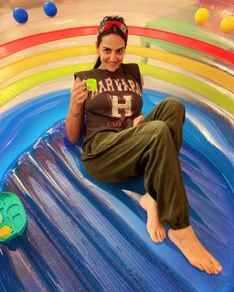 Esha Deol feet photo thumbnail