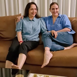Esha Deol feet photo thumbnail