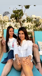 Esha Deol feet photo thumbnail