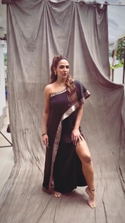 Esha Deol feet photo thumbnail