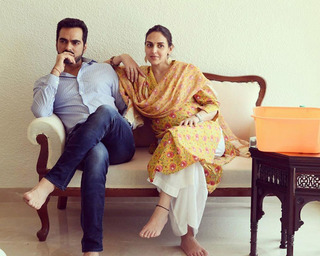 Esha Deol feet photo thumbnail