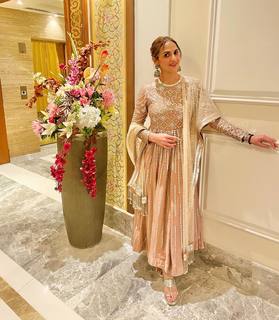 Esha Deol feet photo thumbnail