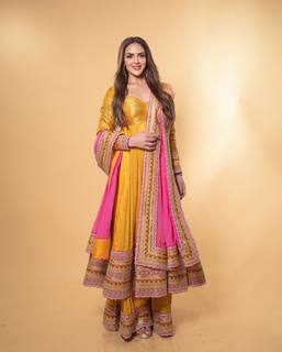 Esha Deol feet photo thumbnail