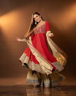 Esha Deol feet photo thumbnail