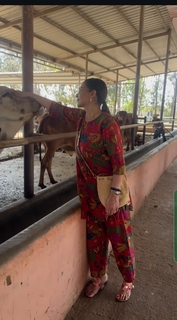 Esha Deol feet photo thumbnail