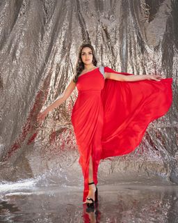 Esha Deol feet photo thumbnail