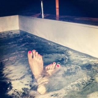 Esha Gupta feet photo thumbnail