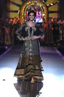 Esha Gupta feet photo thumbnail