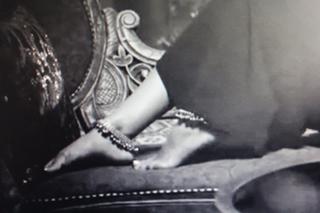 Esha Gupta feet photo thumbnail