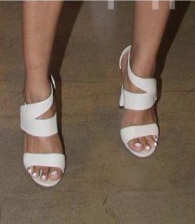 Esha Gupta feet photo thumbnail