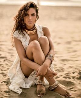 Esha Gupta feet photo thumbnail