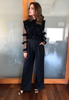 Esha Gupta feet photo thumbnail