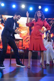 Esha Gupta feet photo thumbnail