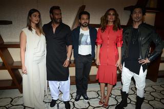 Esha Gupta feet photo thumbnail