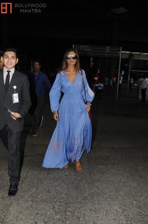 Esha Gupta feet photo thumbnail