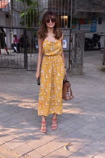 Esha Gupta feet photo thumbnail