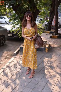 Esha Gupta feet photo thumbnail