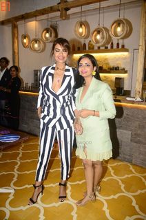 Esha Gupta feet photo thumbnail