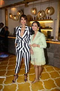 Esha Gupta feet photo thumbnail