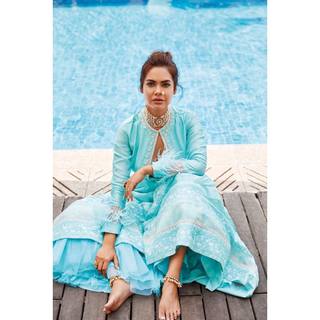 Esha Gupta feet photo thumbnail