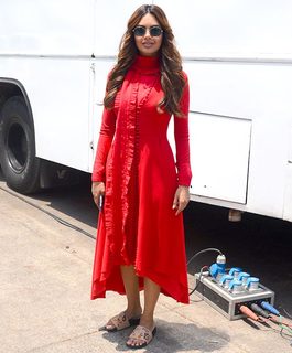 Esha Gupta feet photo thumbnail