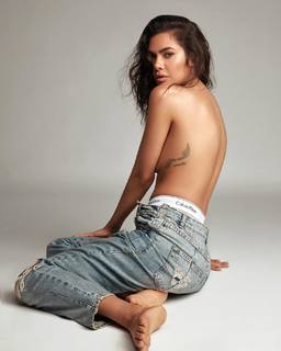 Esha Gupta feet photo thumbnail