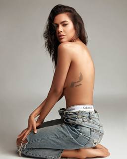 Esha Gupta feet photo thumbnail