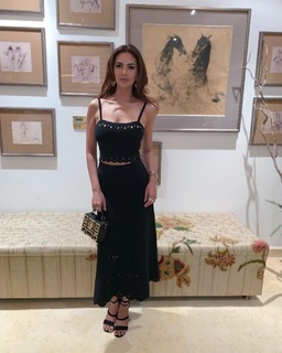 Esha Gupta feet photo thumbnail