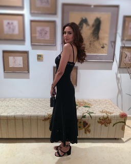 Esha Gupta feet photo thumbnail