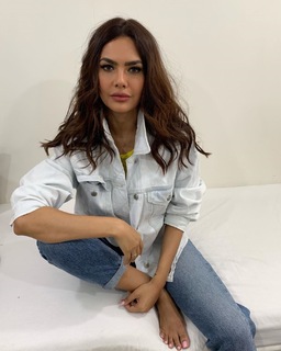 Esha Gupta feet photo thumbnail