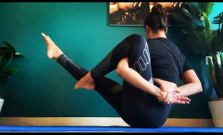 Esha Gupta feet photo thumbnail