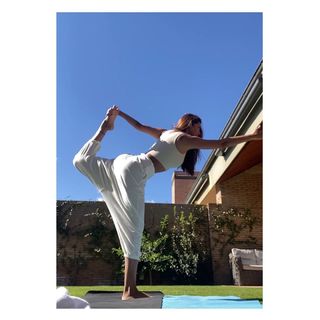 Esha Gupta feet photo thumbnail