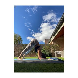 Esha Gupta feet photo thumbnail