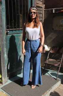 Esha Gupta feet photo thumbnail