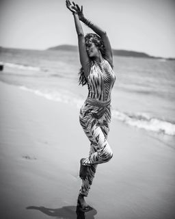 Esha Gupta feet photo thumbnail