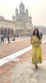 Esha Gupta feet photo thumbnail