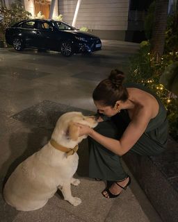 Esha Gupta feet photo thumbnail