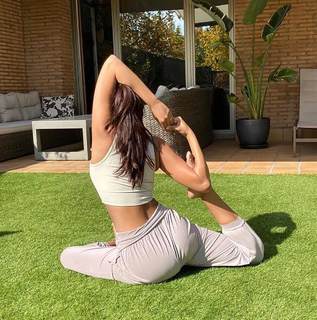 Esha Gupta feet photo thumbnail