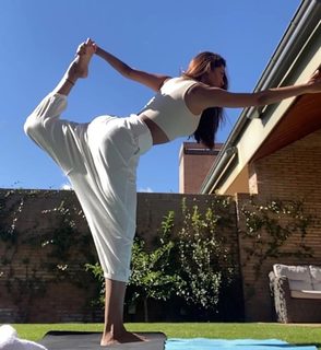 Esha Gupta feet photo thumbnail