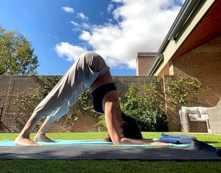 Esha Gupta feet photo thumbnail