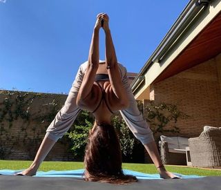 Esha Gupta feet photo thumbnail