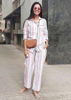 Esha Gupta feet photo thumbnail