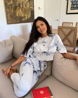 Esha Gupta feet photo thumbnail