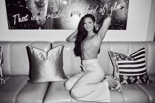 Esha Gupta feet photo thumbnail